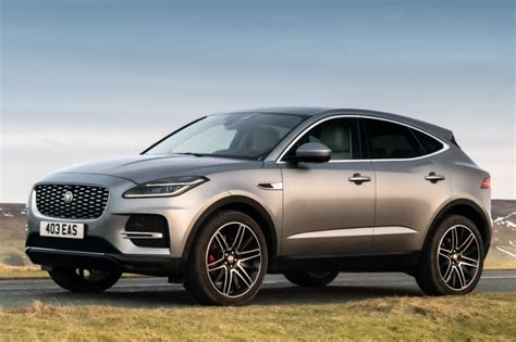 Jaguar E-Pace parcheggiata in un contesto urbano
