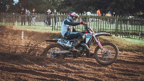Piloti di motocross in azione su una pista sterrata