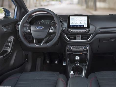 Interni Ford Puma con schermo centrale