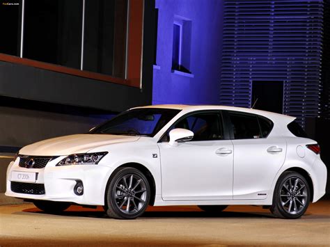 Lexus CT 200h su strada