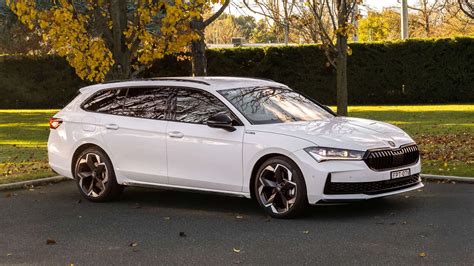 Skoda Superb station wagon in primo piano