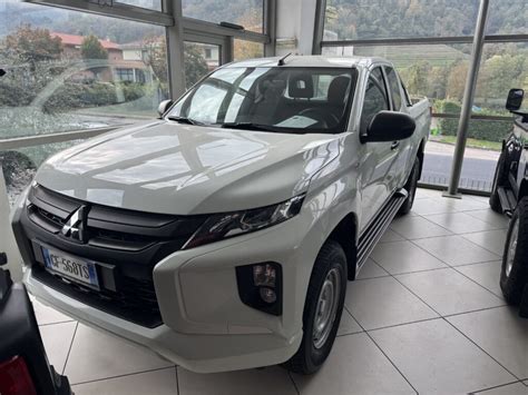 Mitsubishi L200 in azione su terreno fuoristrada