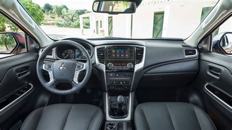 Interni del Mitsubishi L200 con plancia e comandi
