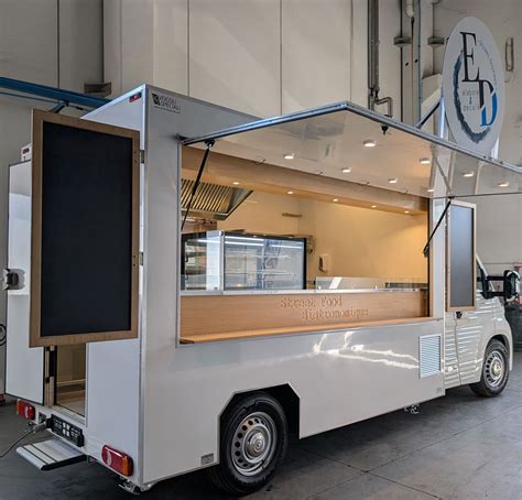 Tavola comparativa tra veicoli food truck vintage e moderni
