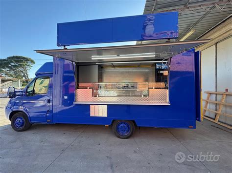 Esempio di design interno di un food truck paninoteca