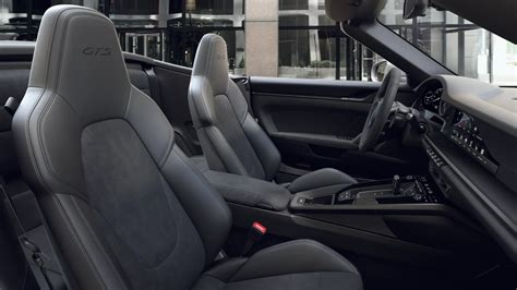 Interni Porsche 911 GTS con dettagli Race-Tex