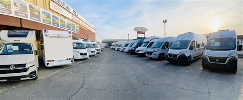 Panoramica di un'autocarrozzeria con attrezzature moderne