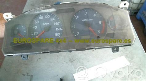 Quadro strumenti di un Nissan Navara D22 con spia di errore accesa