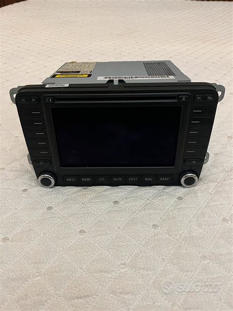 Interno di una Volkswagen con autoradio originale installato
