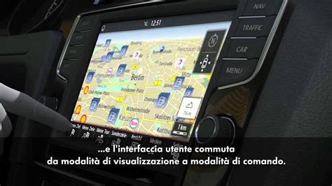 Interfaccia di un'autoradio Volkswagen con navigazione e connettività smartphone